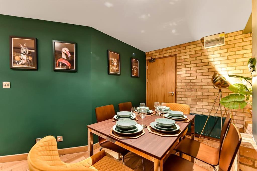 Spacious 2 Bed Urban Jungle Flat, Central 런던 외부 사진