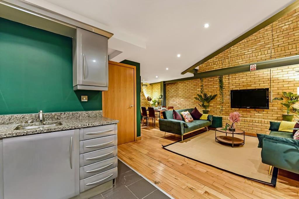 Spacious 2 Bed Urban Jungle Flat, Central 런던 외부 사진