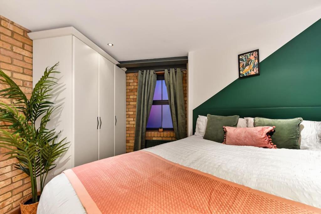Spacious 2 Bed Urban Jungle Flat, Central 런던 외부 사진