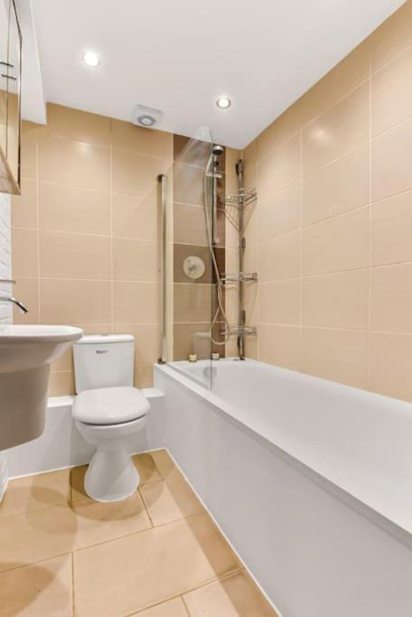 Spacious 2 Bed Urban Jungle Flat, Central 런던 외부 사진
