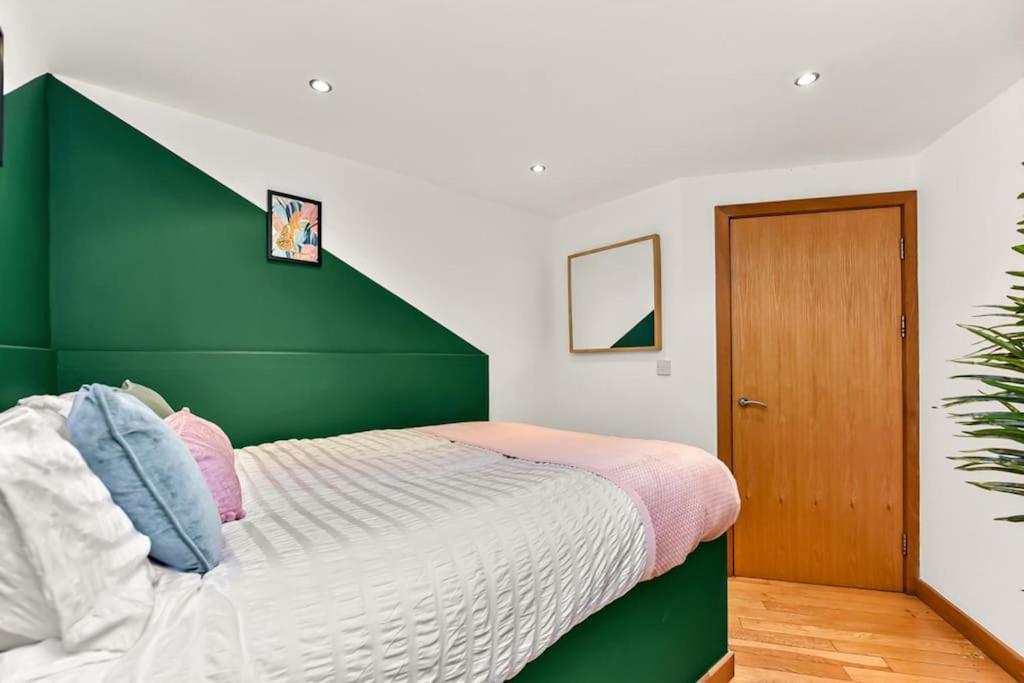 Spacious 2 Bed Urban Jungle Flat, Central 런던 외부 사진